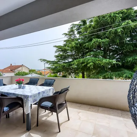 Pool Bakija - Happy アパート *