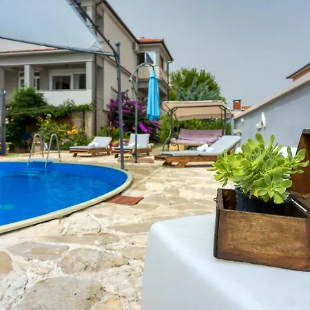 Pool Bakija - Happy *
